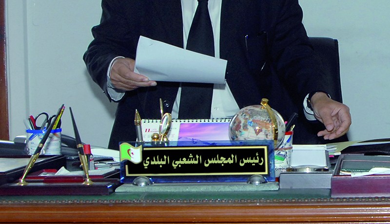 والي البيض يوقف مير بلدية المحرة