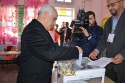 بالصور.. والي سعيدة يؤدي واجبه الانتخابي