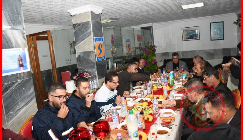والي سـوق أهـراس يتقاسم مأدبة الإفطار مع عمال المناوبة لشركة سونلغاز