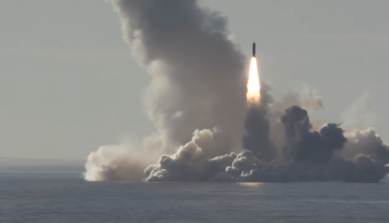 بالفيديو…روسيا تطلق صواريخ باليستية من غواصة نووية بنجاح