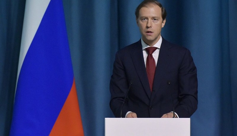 دينيس مانتوروف.. أول وزير روسي يتلقى لقاح “سبوتنيك V” ضدّ “كورونا”