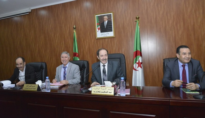 بالصور.. بلعابد يجتمع بإطارات الوزارة والمؤسسات تحت الوصاية لمرافقة وتأمين مواضيع “الباك”