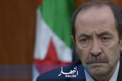 فتح تحقيق في حادثة افتراش التلاميذ للزرابي عوض الطاولات بالمسيلة