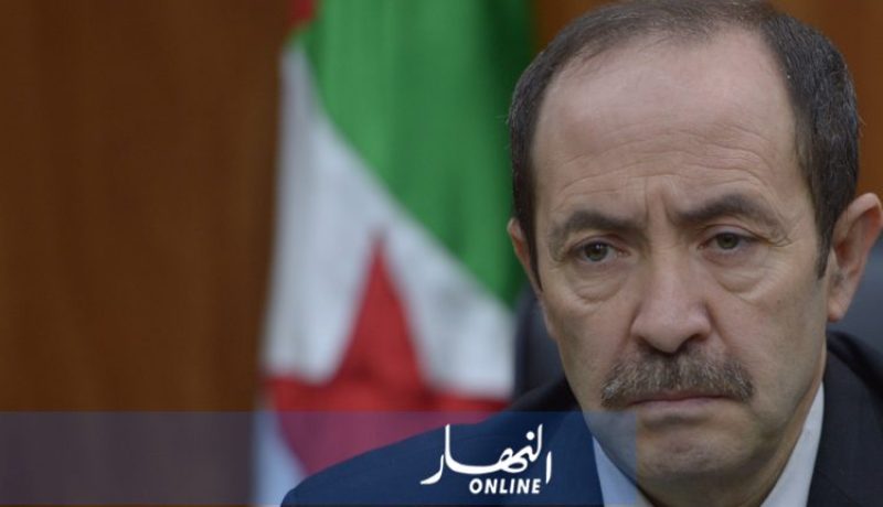 فتح تحقيق في حادثة افتراش التلاميذ للزرابي عوض الطاولات بالمسيلة