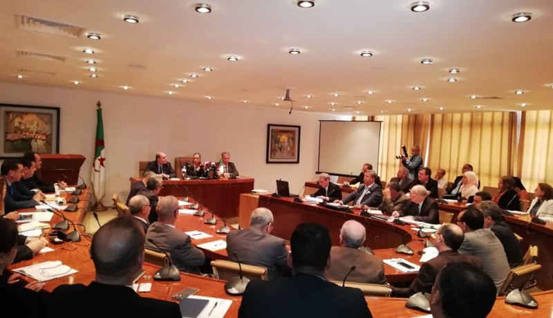 جميلة تمازيرت تدرس أداء المجمعات الصناعية