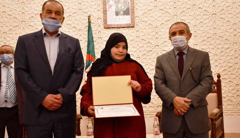 تفوقت في البكالوريا بدرجة ممتاز.. والي الشلف يكرم الطالبة فطيمة قوسم
