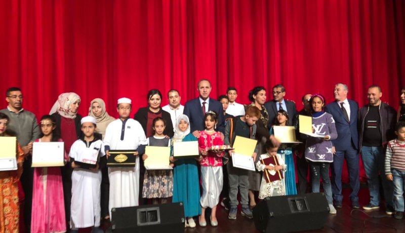 بالصور.. ميهوبي يحضر حفلا للأطفال في وهران