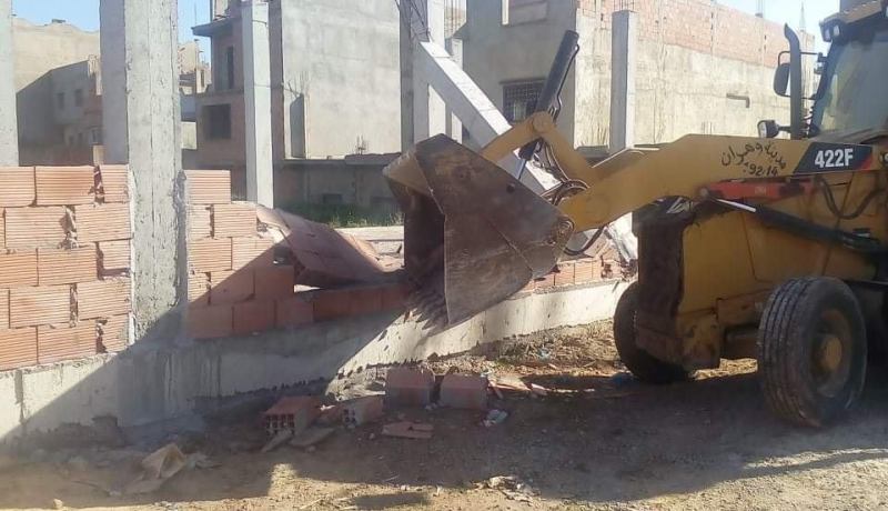 بالصور.. مصالح بلدية وهران تشرع في تهديم البنايات الغير قانونية