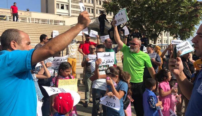 عشرات المكتتبين بسكنات LPA المتوقفة الاشغال يحتجون أمام مقر ولاية وهران