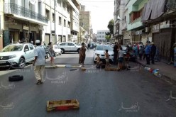 بالصور.. مقصيون من السكن بحي البدر  يقطعون الطريق بوهران