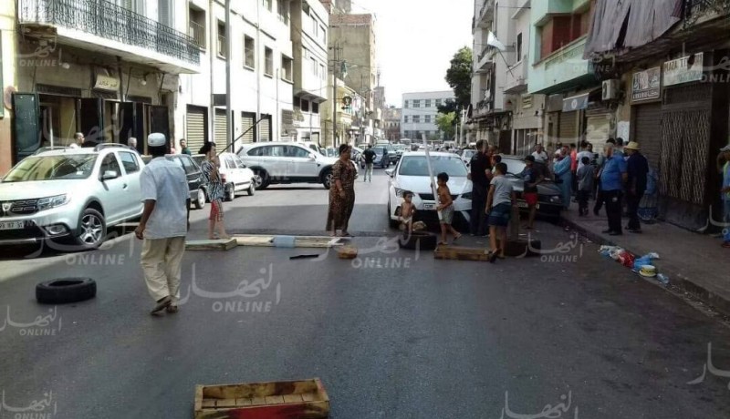 بالصور.. مقصيون من السكن بحي البدر  يقطعون الطريق بوهران