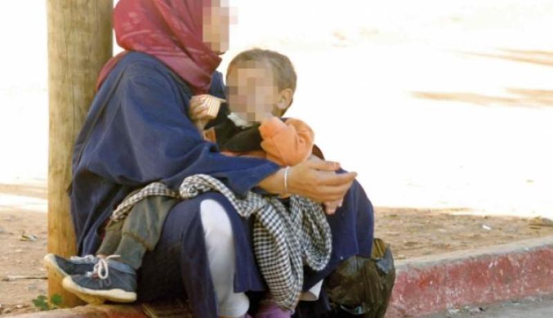 أربعينية تركن سيارتها من نوع “سيري 4” بعيدا للتسول رفقة طفلة في وهران