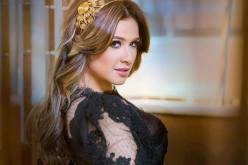 ياسمين عبد العزيز تفاجئ جمهورها أمام الكعبة