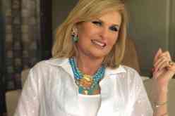 الفنانة المصرية “يسرا” ترد على إشاعة تدهور حالتها الصحية