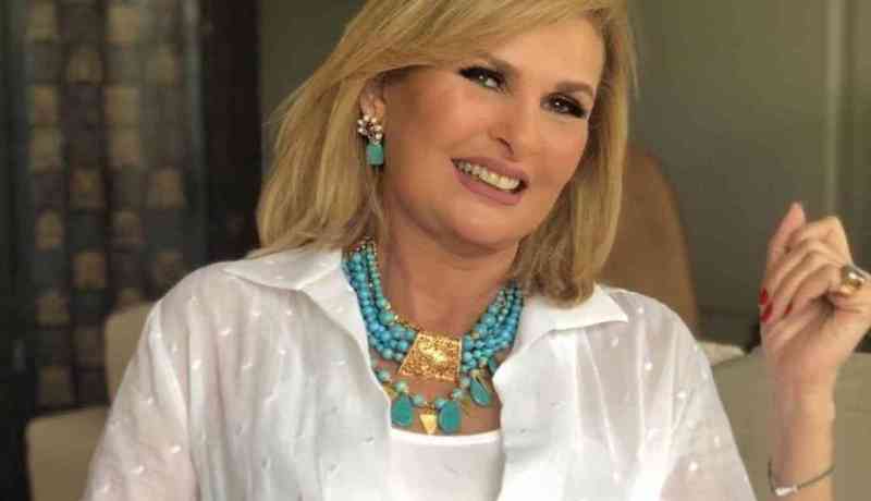 الفنانة المصرية “يسرا” ترد على إشاعة تدهور حالتها الصحية