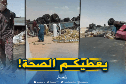 بعد انقلاب شاحنته.. مواطنون يتضامنون مع سائق بجمع السلع المرمية