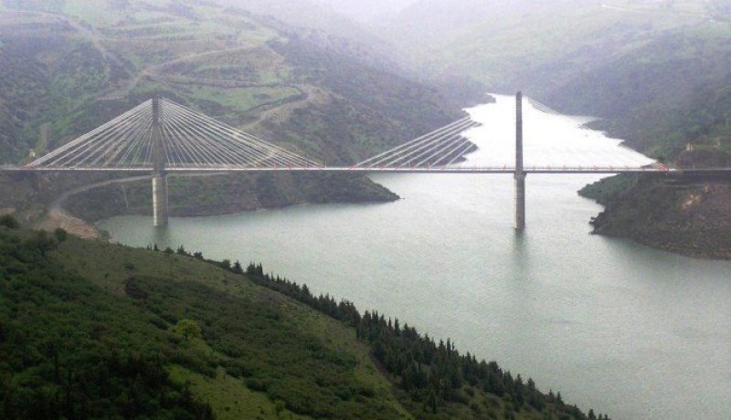 وزارة الموارد المائية تفند خبر تفريغ مياه سد بني هارون لتخفيف الضغط