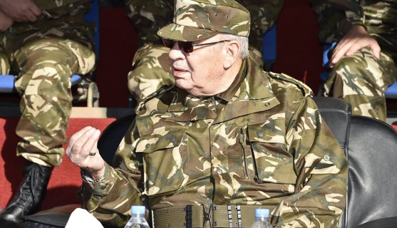 الفريق أحمد ڤايد صالح في زيارة إلى مؤسسات المديرية المركزية للإشارة وأنظمة المعلومات غدا