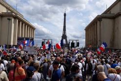 فرنسا: “الشهادة الصحية” تخرج عشرات آلاف الأشخاص إلى الشارع