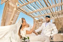 نيللى كريم وهشام عاشور يتلقيان هدية زفاف طريفة