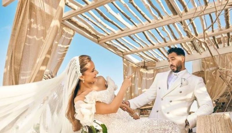 نيللى كريم وهشام عاشور يتلقيان هدية زفاف طريفة