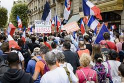 فرنسا: إصابة 13 شرطيا خلال احتجاجات ضد التصاريح الصحية