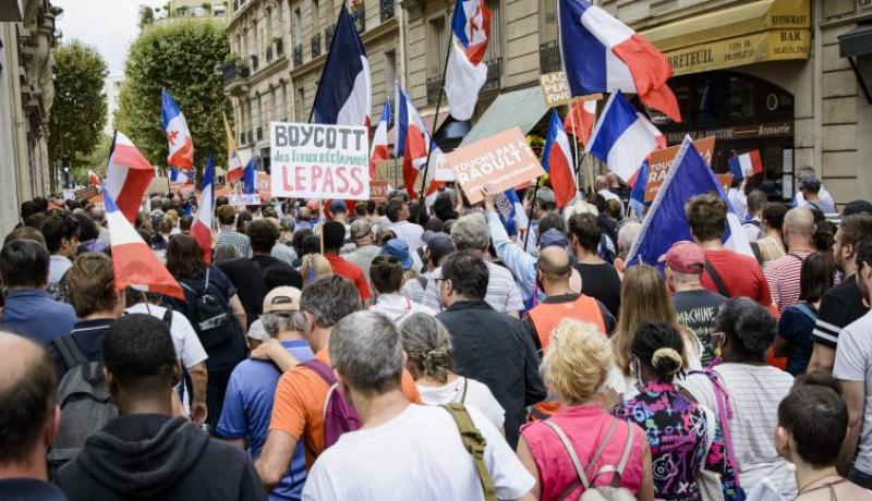 فرنسا: إصابة 13 شرطيا خلال احتجاجات ضد التصاريح الصحية