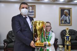 والي سطيف يكرم البطلة العالمية في الحساب الذهني والرياضيات