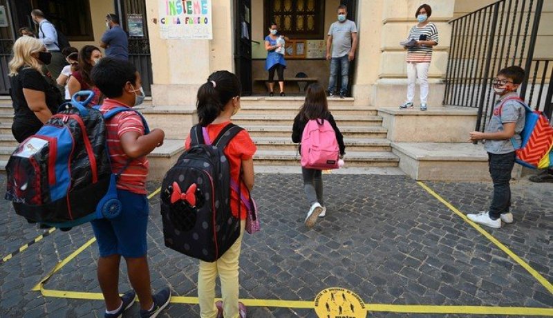 إيطاليا: إيقاف المعلمين والمعلمات الذين رفضوا لقاح كورونا عن العمل
