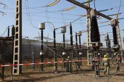 سونلغاز: غسل الخطوط والعوازل الكهربائية تفاديا للإنقطاعات