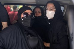 منهارتان تماما.. شاهد الصور الأولى لدنيا وإيمي سمير غانم من جنازة والدتهما