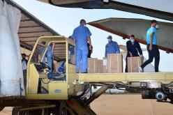 بالصور.. جلب أجهزة لتكثيف الأكسجين على متن طائرة عسكرية