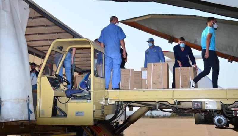 بالصور.. جلب أجهزة لتكثيف الأكسجين على متن طائرة عسكرية