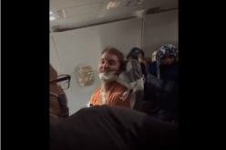 بالفيديو.. طاقم طائرة أمريكية يكبل مسافرا بالأشرطة اللاصقة