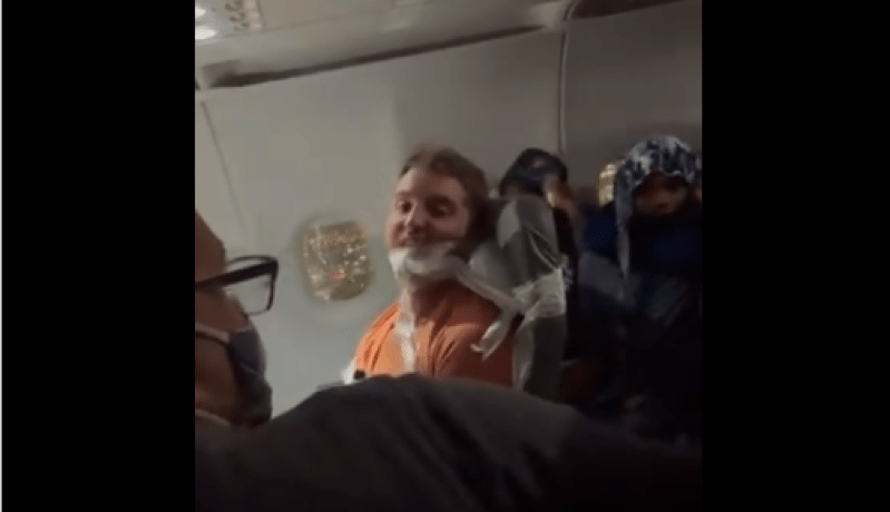 بالفيديو.. طاقم طائرة أمريكية يكبل مسافرا بالأشرطة اللاصقة