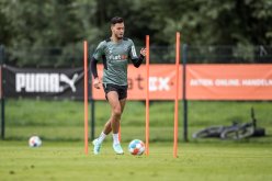 بالفيديو.. بن سبعيني يعود لمداعبة الكرة