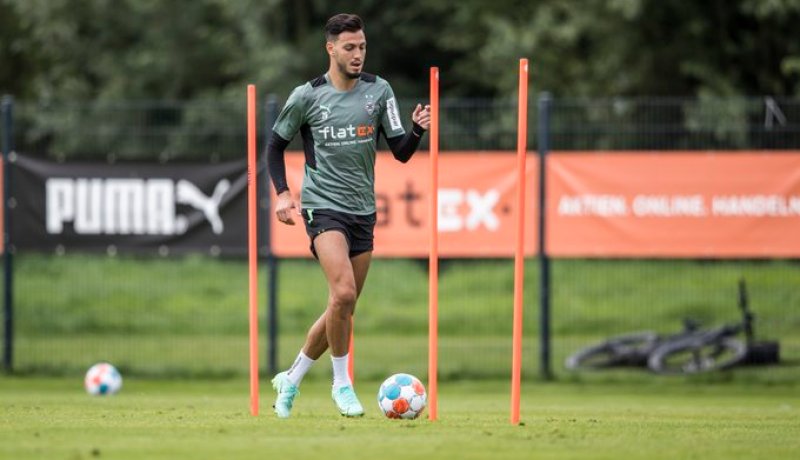 بالفيديو.. بن سبعيني يعود لمداعبة الكرة