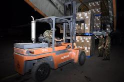 وصول 1500 جهاز تكثيف للأكسجين على متن طائرة نقل عسكرية