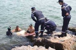سكيكدة.. إنقاذ 3 صيادين هواة حاصرتهم الأمواج بشاطيء واد طنجي