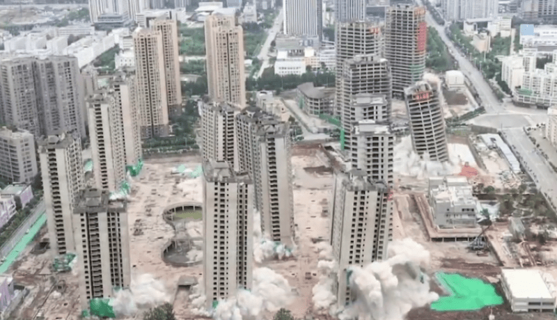 بالفيديو.. تفجير حي كامل من 15 ناطحة سحاب دفعة واحدة في الصين