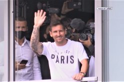 بالصور.. ميسي يصل إلى باريس ويحيي جماهير بياسجي