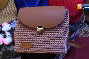 الحجر المنزلي يجعل “السيدة سناء” تكتشف موهبتها في فن الكروشي