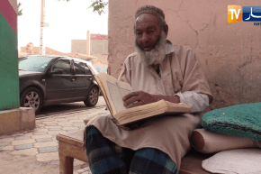 البيض: عمي محمد..ثمانيني جعل من قراءة القرآن عادة يومية