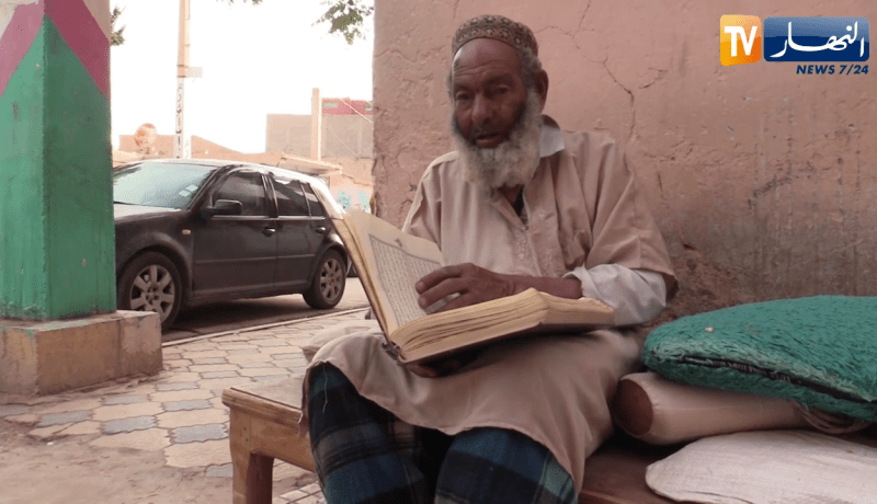 البيض: عمي محمد..ثمانيني جعل من قراءة القرآن عادة يومية
