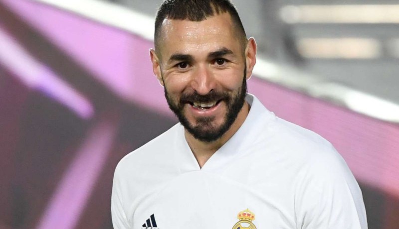 بن زيمة يمدّد عقده مع الريال إلى غاية 2023