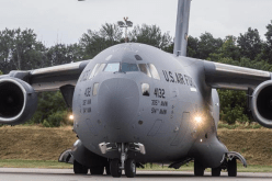 بالصورة.. مشاهد صادمة من داخل طائرة إجلاء مكتظة بمواطنين أفغان