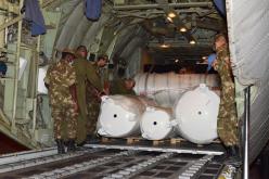 بالصور.. جلب 04 مولدات لإنتاج الأكسجين من فرنسا على متن طائرة عسكرية