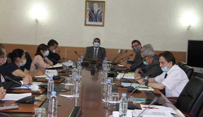 وزير النقل يجتمع بمسؤولي مؤسسات النقل البحري ويؤكد على إيجاد حلول للبواخر المتوقفة