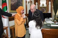 بالصور.. هكذا تفاعلت إحدى متفوقات المسابقة العالمية للحساب الذهني لدى استقبالها من رئيس الجمهورية