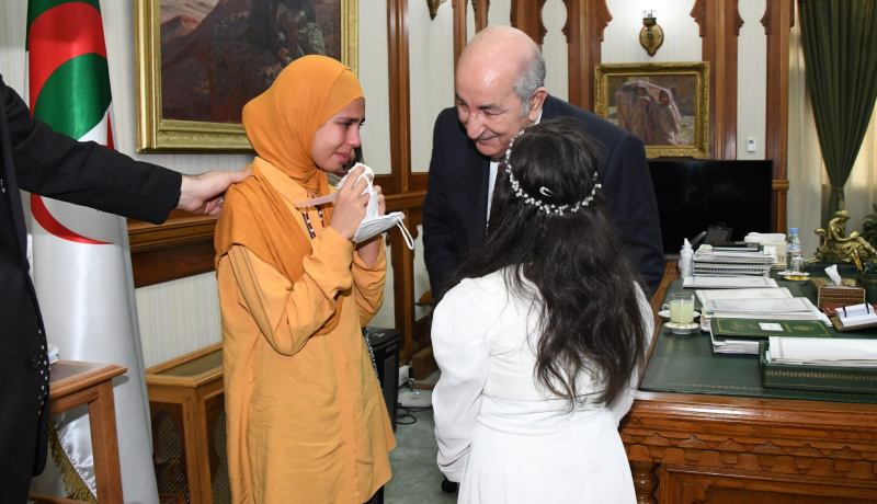 بالصور.. هكذا تفاعلت إحدى متفوقات المسابقة العالمية للحساب الذهني لدى استقبالها من رئيس الجمهورية